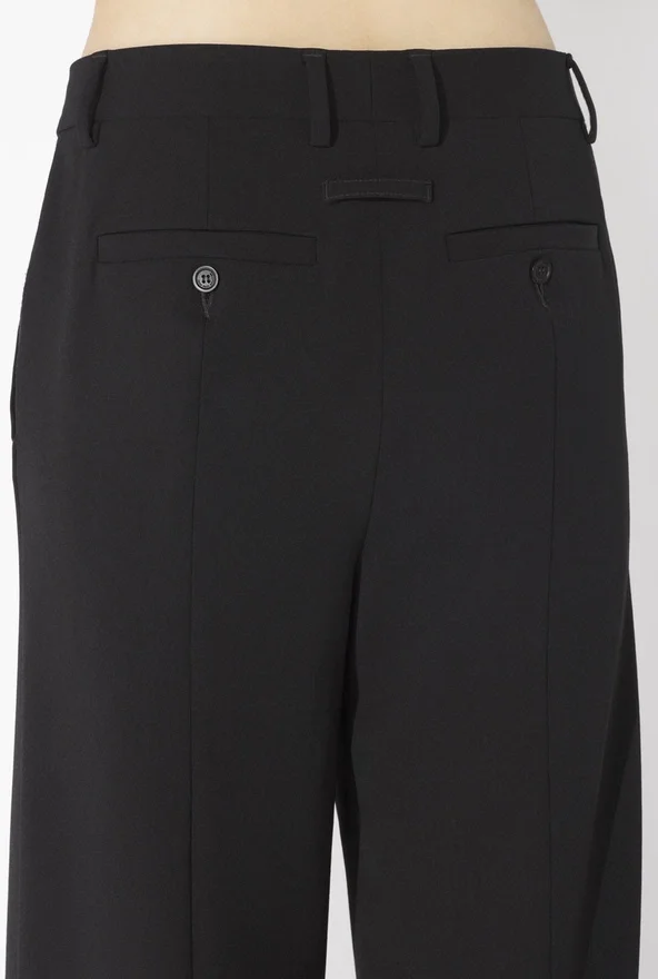 De zwarte broek met beugels De zwarte broek met beugels