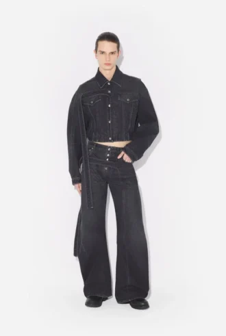Het zwarte denim jasje met riem