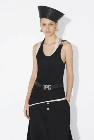 De zwarte gedrapeerde dubbele tanktop