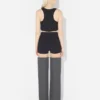 De zwarte jarretel-minishort