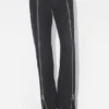 De zwarte jeans met rits