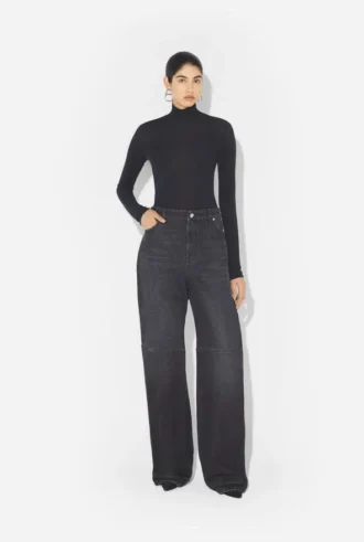 De zwarte Jeans met uitsnijdingen