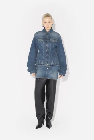 Het blauwe spijkerjas met oversized mouwen