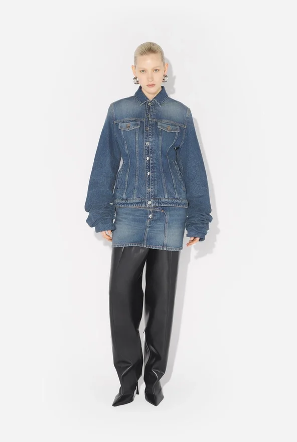 Het blauwe spijkerjas met oversized mouwen Het blauwe spijkerjas met oversized mouwen