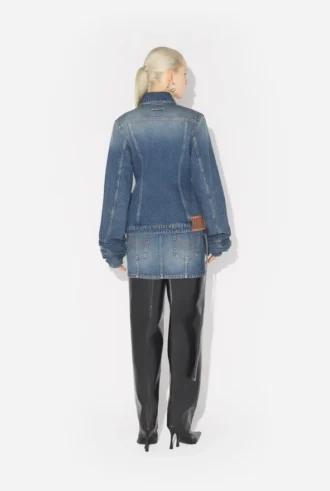 Het blauwe spijkerjas met oversized mouwen