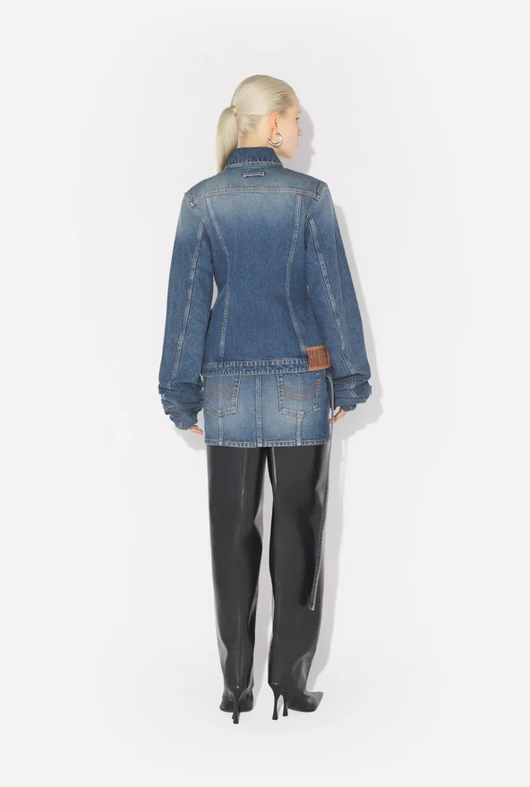 Het blauwe spijkerjas met oversized mouwen Het blauwe spijkerjas met oversized mouwen