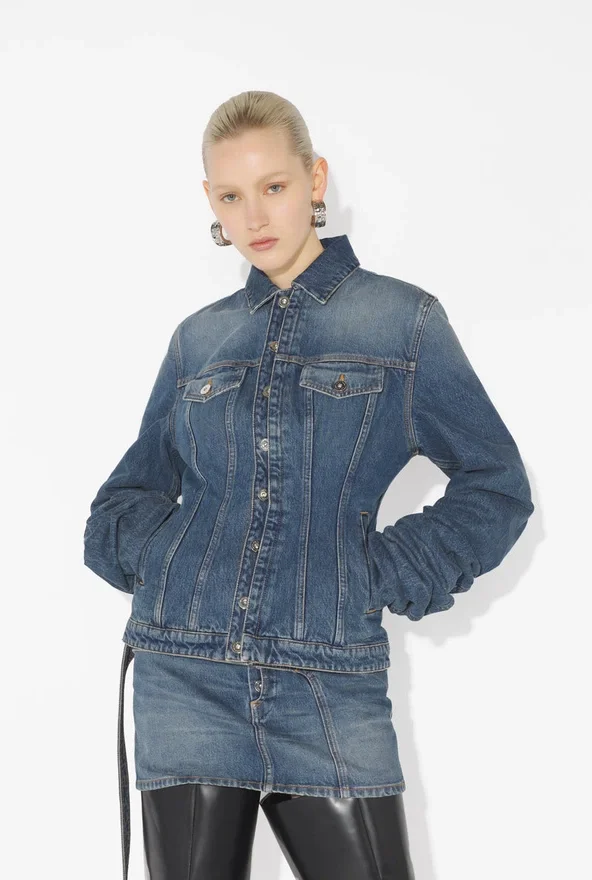 Het blauwe spijkerjas met oversized mouwen Het blauwe spijkerjas met oversized mouwen