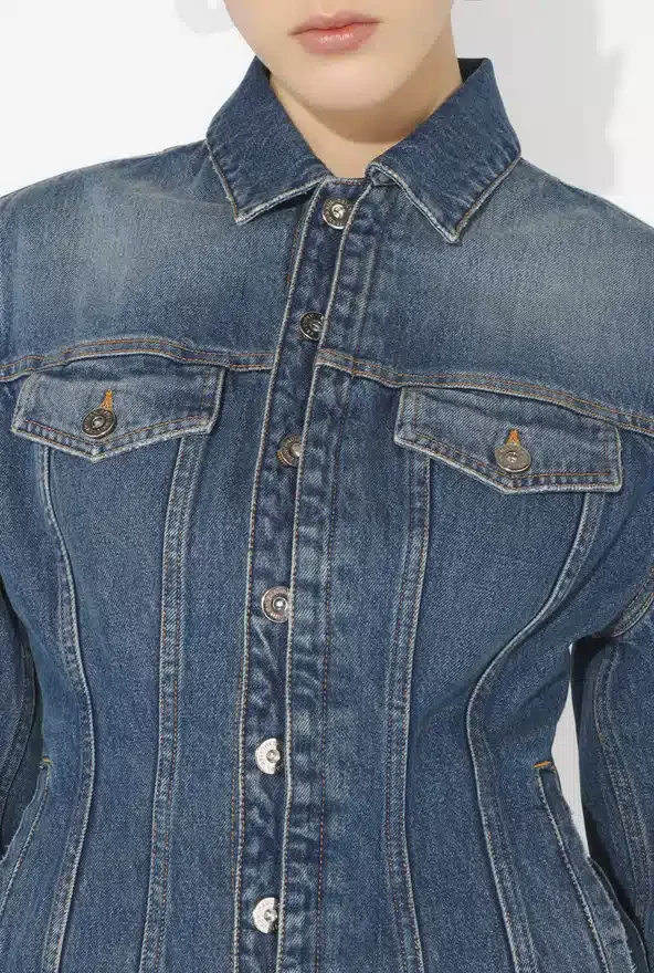 Het blauwe spijkerjas met oversized mouwen Het blauwe spijkerjas met oversized mouwen