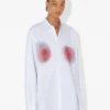 Het witte katoenen overhemd met rode ‘Blurry Roses’-print Het witte katoenen overhemd met rode ‘Blurry Roses’-print