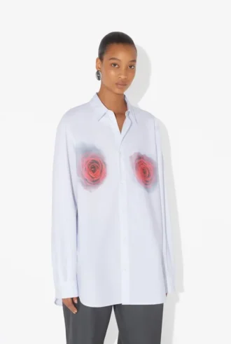 Het witte katoenen overhemd met rode ‘Blurry Roses’-print