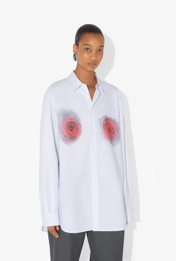 Het witte katoenen overhemd met rode ‘Blurry Roses’-print Het witte katoenen overhemd met rode ‘Blurry Roses’-print