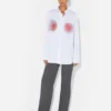 Het witte katoenen overhemd met rode ‘Blurry Roses’-print Het witte katoenen overhemd met rode ‘Blurry Roses’-print