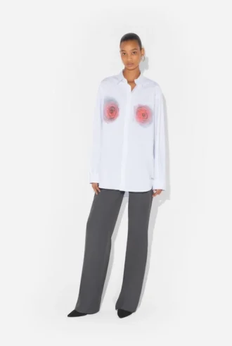 Het witte katoenen overhemd met rode ‘Blurry Roses’-print