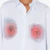 Het witte katoenen overhemd met rode ‘Blurry Roses’-print Het witte katoenen overhemd met rode ‘Blurry Roses’-print