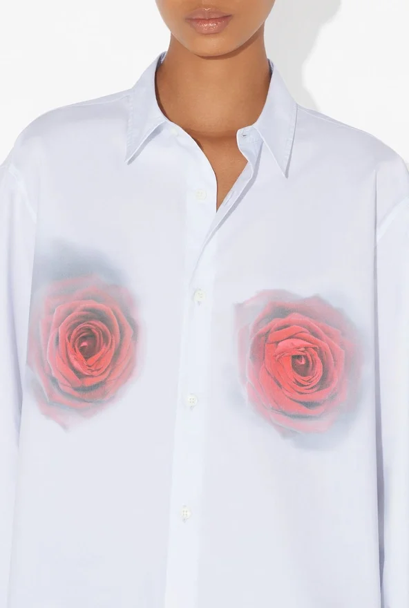 Het witte katoenen overhemd met rode ‘Blurry Roses’-print Het witte katoenen overhemd met rode ‘Blurry Roses’-print