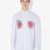 Het witte katoenen overhemd met rode ‘Blurry Roses’-print Het witte katoenen overhemd met rode ‘Blurry Roses’-print