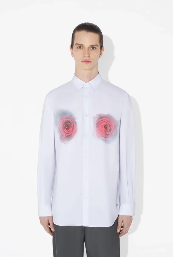 Het witte katoenen overhemd met rode ‘Blurry Roses’-print Het witte katoenen overhemd met rode ‘Blurry Roses’-print