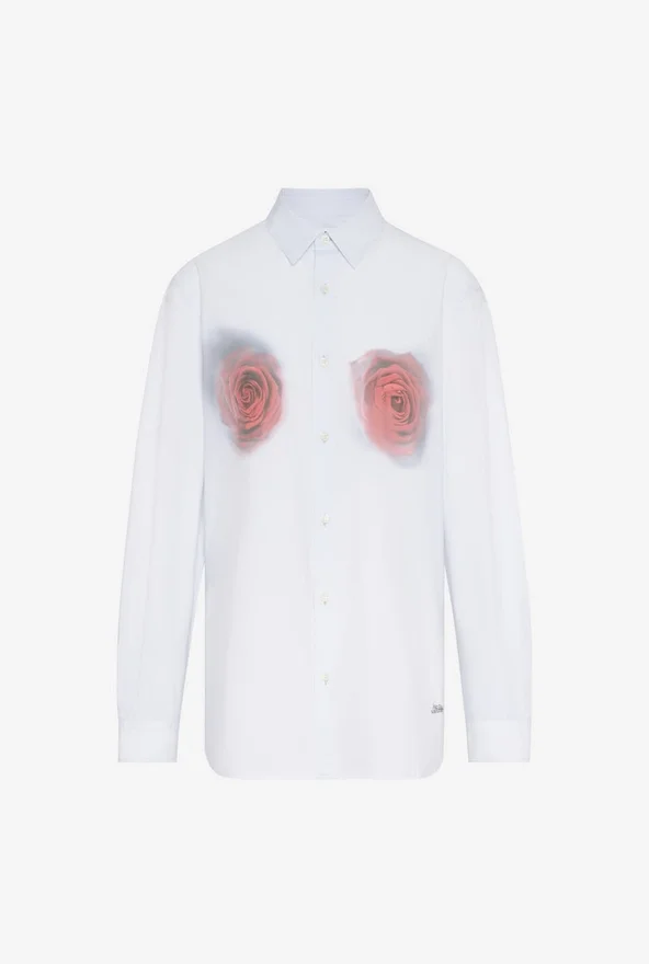 Het witte katoenen overhemd met rode ‘Blurry Roses’-print Het witte katoenen overhemd met rode ‘Blurry Roses’-print