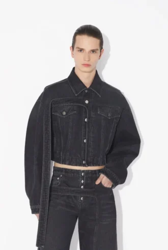 Het zwarte denim jasje met riem
