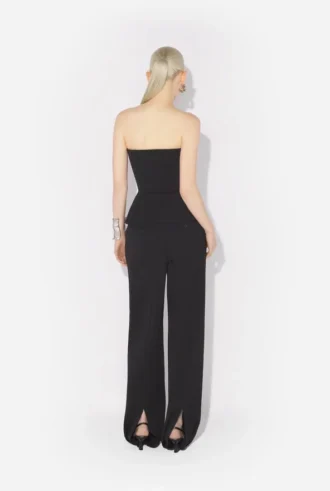 De zwarte broek met beugels