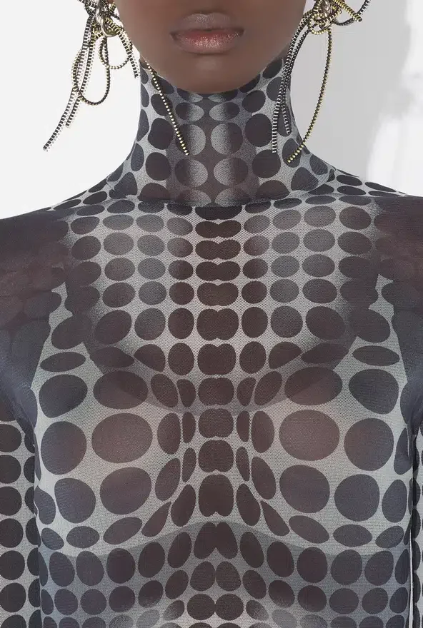 Re-Edition – de mesh top met zwart-witte stippenprint Re-Edition – de mesh top met zwart-witte stippenprint