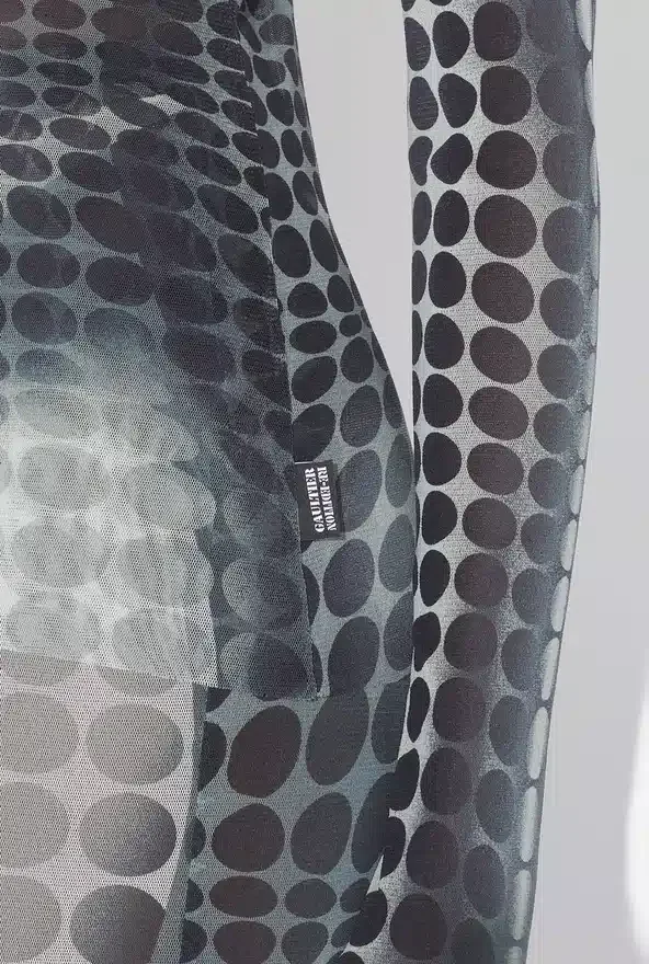 Re-Edition – de mesh top met zwart-witte stippenprint Re-Edition – de mesh top met zwart-witte stippenprint