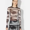 Re-Edition – de zwarte top met ogen- en lippenprint