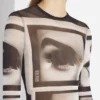Re-Edition – de zwarte top met ogen- en lippenprint